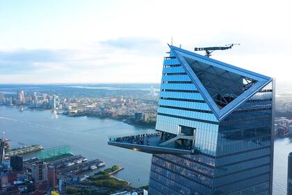 El mirador The Edge, ubicado en el piso 100 del edificio, ofrece vistas panorámicas y cuenta con un bar y espacio para eventos en el nivel 101