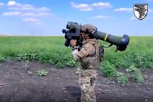 El momento en que un soldado ucraniano aniquila un blindado ruso con un lanzamisiles