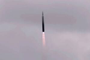 Rusia hace otra demostración de fuerza: carga un cohete balístico intercontinental con su misil hipersónico "invencible”