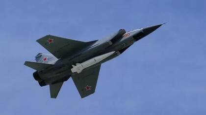 El misil hipersónico Kinzhal en un caza Mikoyan MiG-31K durante un desfile aéreo en Moscú en 2018