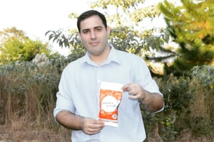 El misionero Matías Sebeldy con el producto innovador