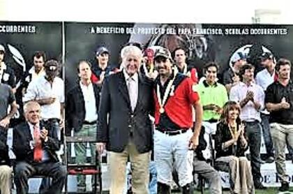El mismo día, posan juntos los dos mejores de la historia del polo: Juancarlitos y Adolfito; 38 Palermo ganados y 50 años de 10 goles de handicap entre ambos.