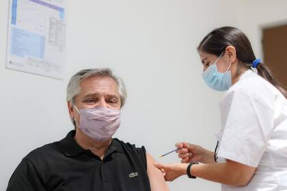 Alberto Fernández, al recibir la primera dosis de la vacuna