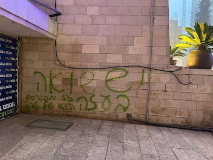 El mismo mensaje se encontró a la mañana sobre una fachada de la Gran Sinagoga de Jerusalén