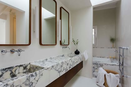 El mismo roble del vanitory se usó para los marcos de los espejos a medida (Paraíso OK).