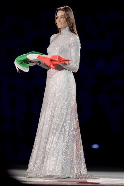 El mismo rol lo
cumplió Carla Bruni hace veinte
años en las Olimpíadas de Turín. En aquella oportunidad, la abanderada también vistió un diseño de Armani