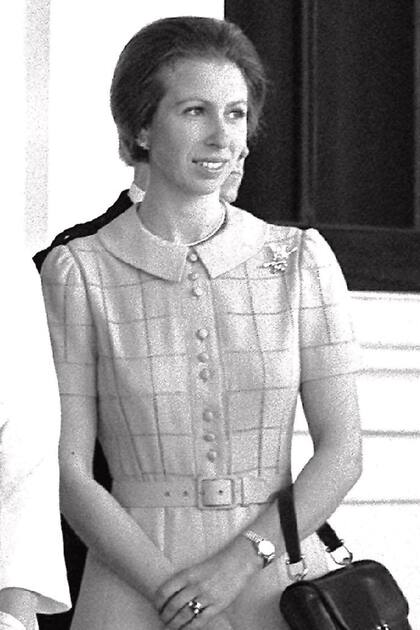 El mismo vestido pero en 1978, cuando acompañó a su mamá, Isabel II, en un compromiso en el Palacio de Buckingham, donde recibieron al presidente y la primera dama de Botsuana, Sir Seretse Khama y Lady Khama, durante su visita oficial a Gran Bretaña.