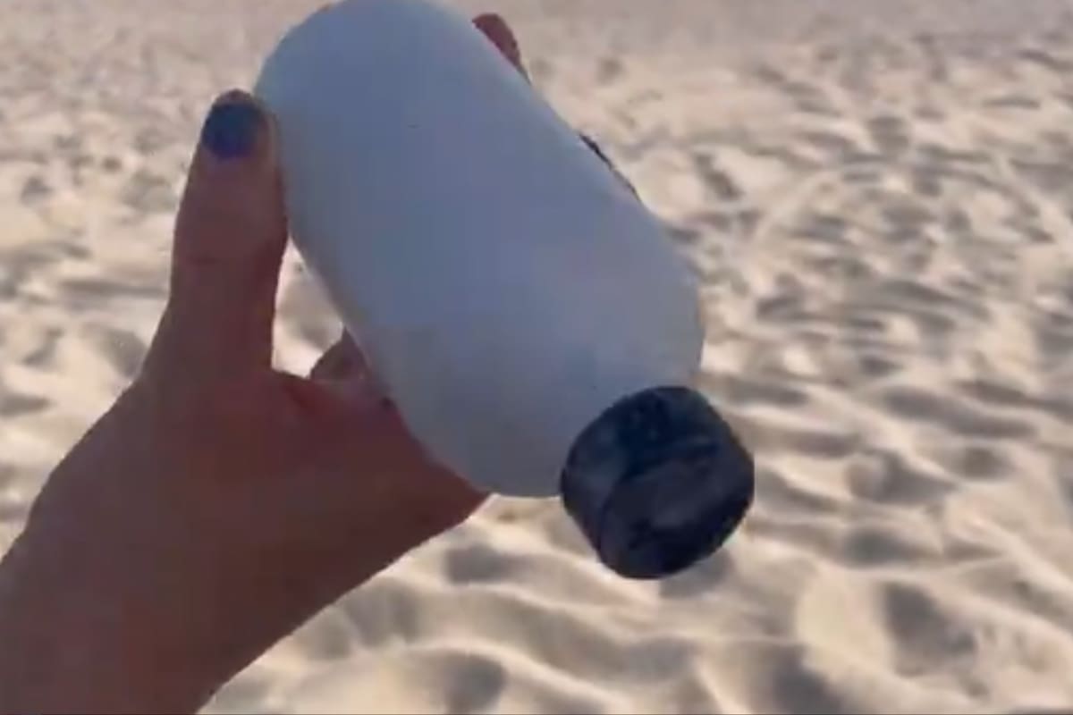 Eles encontraram uma garrafa no mar e ficaram maravilhados com o que havia dentro