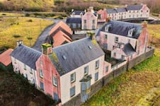 El misterioso pueblo zombie de Reino Unido visitado por el rey Carlos donde nunca nadie vivió