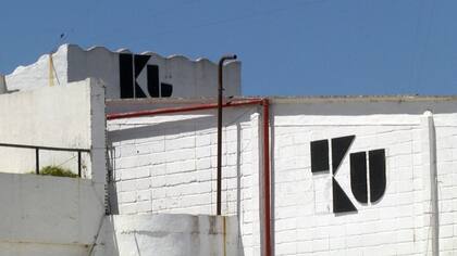 El mítico edificio donde por años funcionó el boliche Ku sigue firme y abandonado