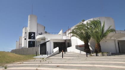 El mítico edificio donde por años funcionó el boliche Ku sigue firme y abandonado