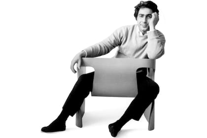 El mítico sillón Cinta, diseñado por Churba en 1968, es una estructura fluida que integra asiento, respaldo y apoyabrazos en una sola curva