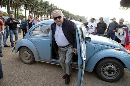 Mujica con su mítico Volkswagen Fusca