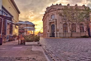 El Mitres es un tradicional punto de encuentro, en la plaza principal de San Antonio de Areco.