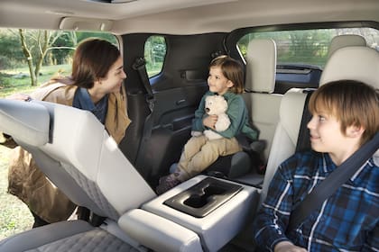 El Mitsubishi Outlander tiene espacio para 7 pasajeros; la última hilera de asientos es para niños