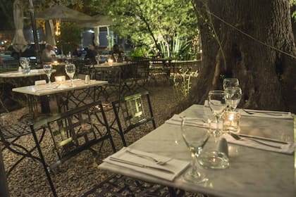 El mobiliario de Croque Madame acompaña el estilo del lugar histórico que habita