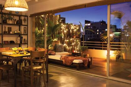 El mobiliario de esta terraza se pensó en función de su versatilidad: las reposeras estilo camastro, con colchonetas recubiertas en lona náutica, funcionan como living en ‘L’ y se reubican según la necesidad.