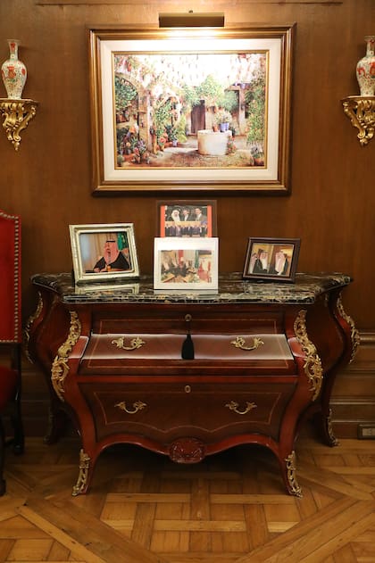 El mobiliario en el Palacio Acevedo, actual residencia del embajador de Arabia Saudita
