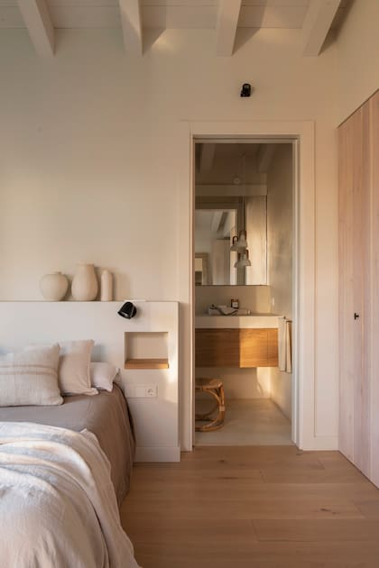 El mobiliario minimalista de la habitación fue diseñado a medida por D’Aussy Interiors.