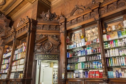 El mobiliario y la estantería de la farmacia
