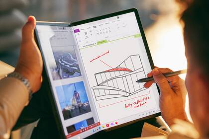 El modelo 2022 de la Thinkpad X1 Fold de Lenovo ahora ofrece una pantalla plegable de 16 pulgadas, y se puede usar como tableta, notebook con un teclado Bluetooth o PC de escritorio