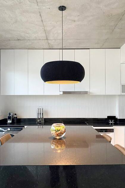 El modelo colgante ‘Tyre’ se adapta a todos los ambientes. Aquí, se instaló en una cocina.
