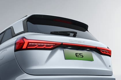 El modelo cuenta con sensores de estacionamiento traseros