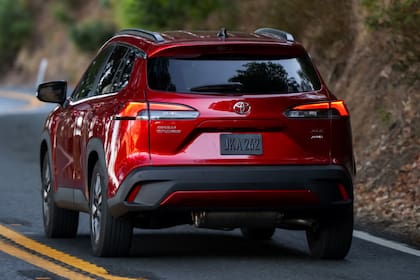 El modelo deriva del Corolla hatchback, pero incorpora mayor altura y capacidad de carga, lo que refuerza su perfil versátil