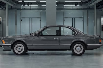 El modelo equipa un motor de seis cilindros en línea y 3.5 litros, lo que le permite entregar 218 CV