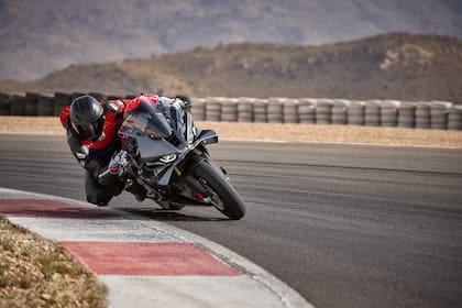 El modelo equipa una mecánica de cuatro cilindros y 999 cc que le permite desarrollar unos 210 CV y 113 Nm de par