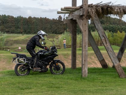 El modelo mantiene el motor bicilíndrico de 693 cc