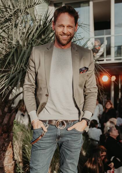 El modelo Mario Guerci disfrutó del desfile y de la actuación estelar de Camila Cavallo, su novia