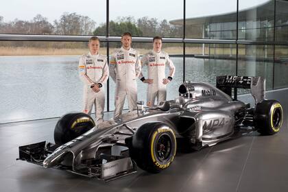 El modelo McLaren con sus tres pilotos 2014