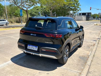 El modelo mide 4310 mm de largo, 1830 de ancho y 1675 de alto, con una distancia entre ejes de 2620