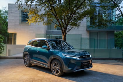 El modelo permite alternar entre funcionamiento 100% eléctrico (EV) y modo híbrido (HEV)