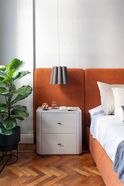 El modelo 'Renata' en versión mini suspendida sobre la mesa de luz