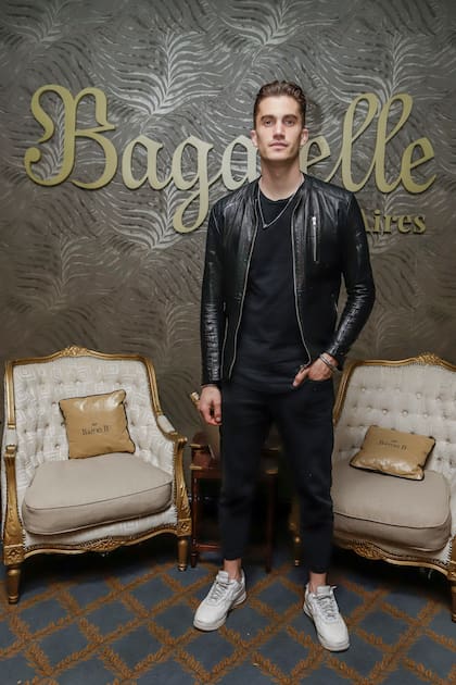 El modelo Tomas Guarracino fue a acompañar a la DJ Daniela Urzi este fin de semana en el Hipódromo de Palermo