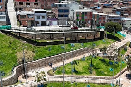 El modelo utiliza infraestructura natural para gestionar el agua de lluvia, reducir inundaciones y mejorar la resiliencia