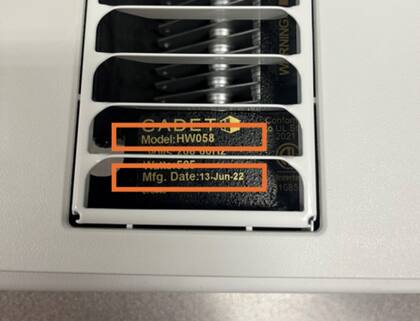 El modelo y la fecha de fabricación, en formato DD-MM-AA, aparecen en la etiqueta de clasificación visible a través de la parte inferior de la rejilla de salida de aire