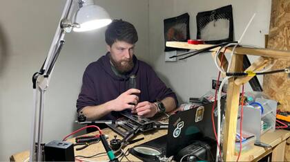 El moderador trabaja en drones ucranianos de fibra óptica para usarlos contra los invasores