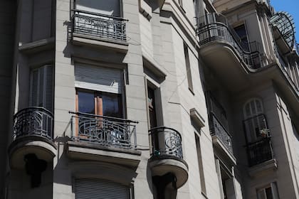 El modernismo catalán se caracteriza por incluir elementos decorativos como arcos, balcones y ventanas con contornos sinuosos.