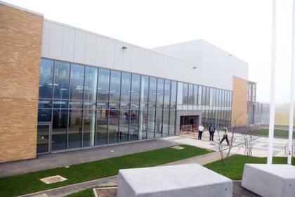 El moderno acceso a la prisión ecológica HMP Five Wells, una construcción que costó unos 340 millones de dólares