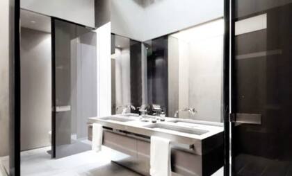 El moderno baño de la mansión de Hazard