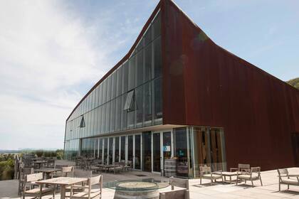 El moderno edificio de Viña Edén.