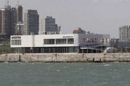 El moderno edificio en la Escollera Norte, sin uso