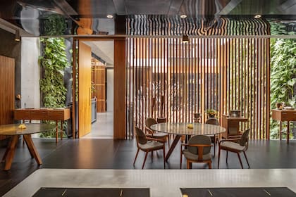 El moderno salón con gran presencia de madera y hormigón en su diseño