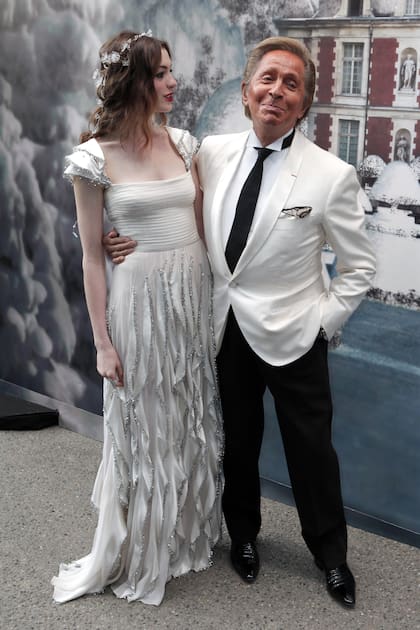 El modisto romano confeccionó el vestido de novia de la actriz Anne Hathaway en el año 2012 tras conocerla en el set