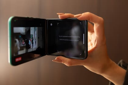 El modo "camcorder" del Razr 70 Ultra al grabar video permite hacer un zoom continuo de acercamiento o alejamiento con un leve giro de la muñeca