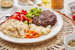 El modo en el que se consume las comidas es importante para prevenir la diabetes y enfermedades cardiovasculares (Foto: iStock)