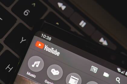 El modo oscuro en YouTube contribuye a una mejor visualización de los contenidos en ambientes con poca luz
